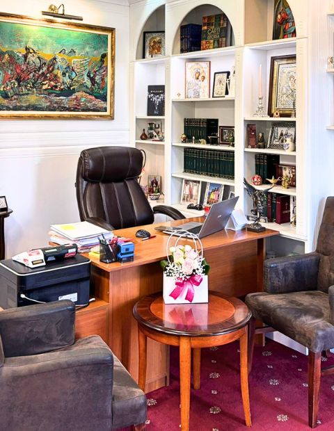 Colț profesional de consultanță juridică cu birou din lemn, rafturi cu cărți și decor tradițional